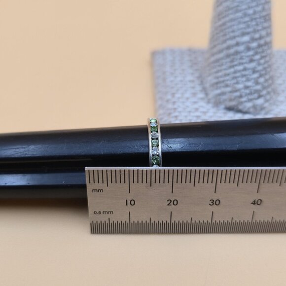 Size 8.75 Sterling Silver Channel Green And Clear Crystal Band Ring A4765 - Picture 6 of 7